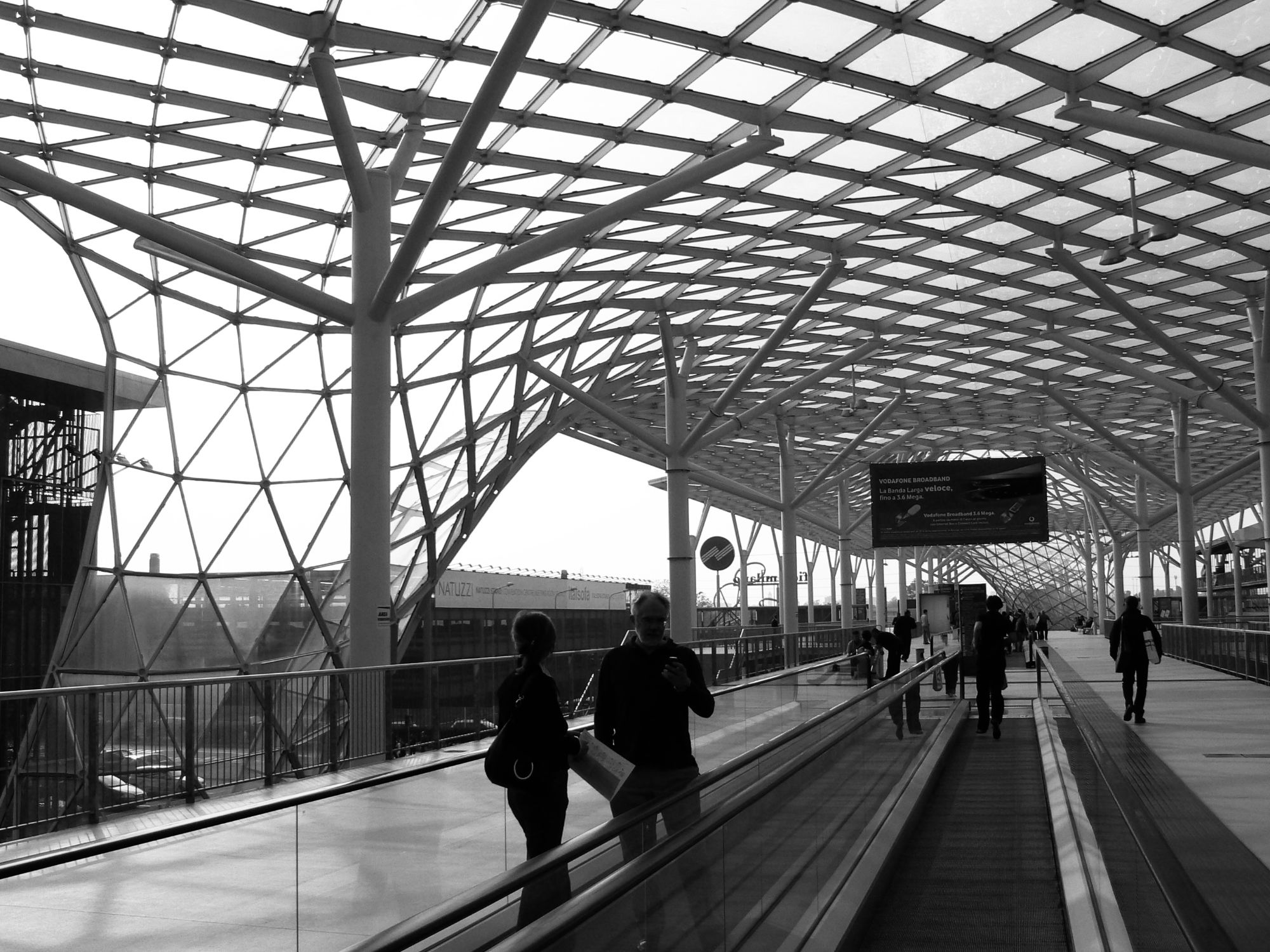 Moving walkway under the glass lattice roof of the Fiera Milano